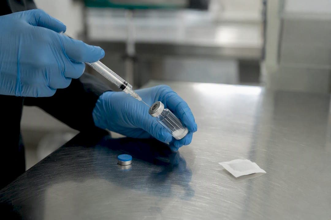 Peptide Reconstitution: Bacteriostatic vs Sterile Water and 28 Day Rule